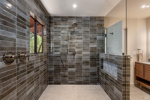 18492 White Oak Dr, Sonoma, CA 95476