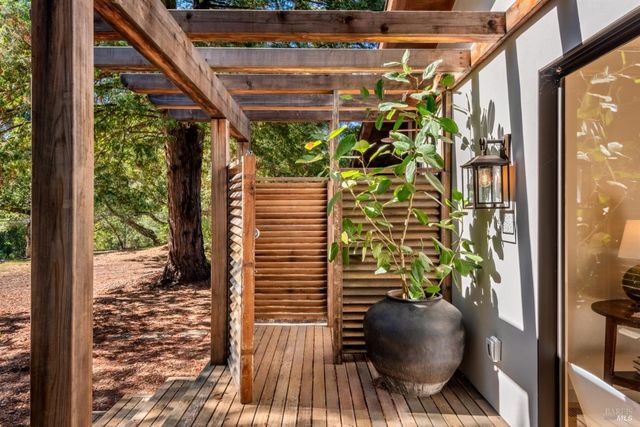 18492 White Oak Dr, Sonoma, CA 95476