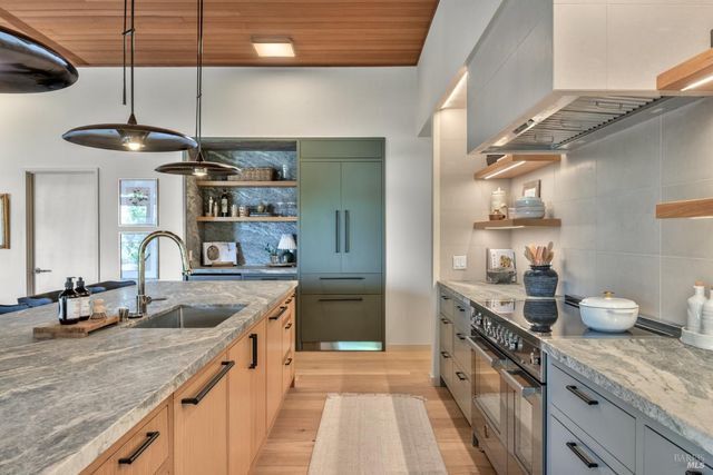 18492 White Oak Dr, Sonoma, CA 95476