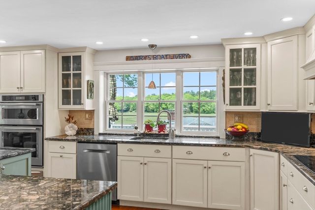 102 Riverside Circle, Marshfield, MA 02050