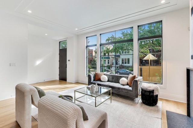 3846 N Bell Avenue, Chicago, IL 60618