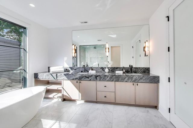 3846 N Bell Avenue, Chicago, IL 60618