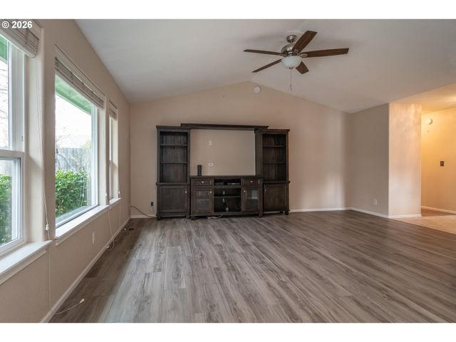 484 Se CLEARWATER Ct, Roseburg, OR 97470