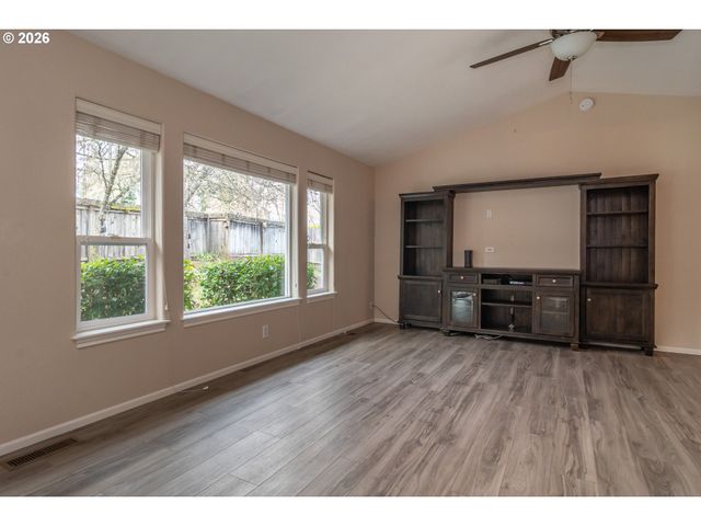 484 Se CLEARWATER Ct, Roseburg, OR 97470