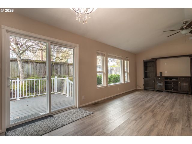 484 Se CLEARWATER Ct, Roseburg, OR 97470