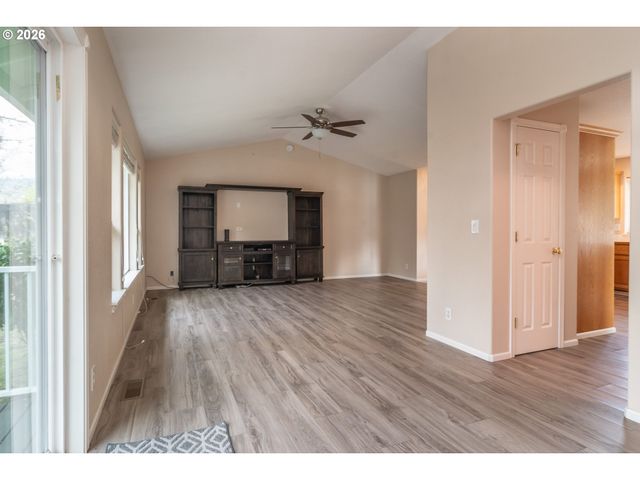 484 Se CLEARWATER Ct, Roseburg, OR 97470