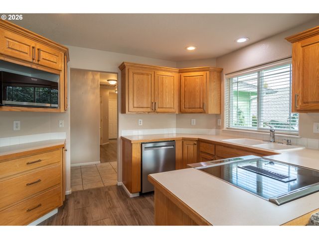 484 Se CLEARWATER Ct, Roseburg, OR 97470