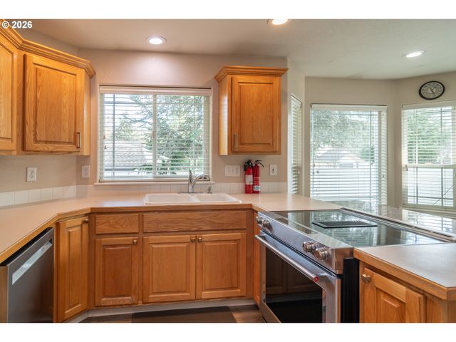 484 Se CLEARWATER Ct, Roseburg, OR 97470