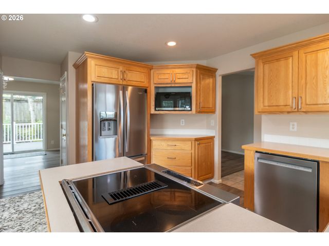 484 Se CLEARWATER Ct, Roseburg, OR 97470