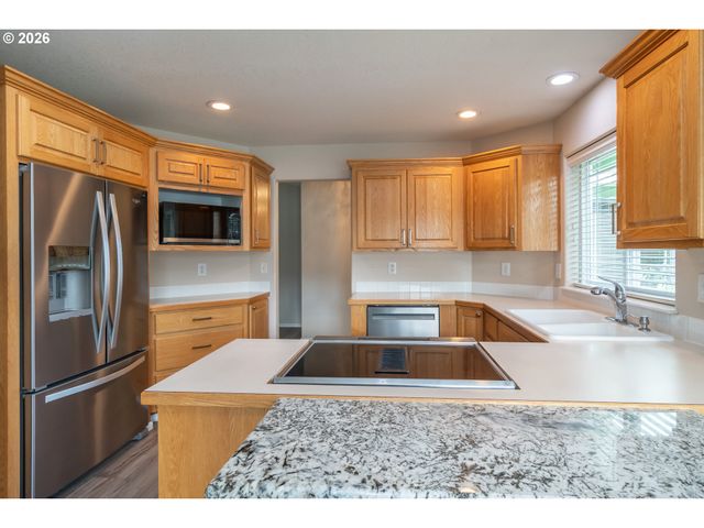 484 Se CLEARWATER Ct, Roseburg, OR 97470