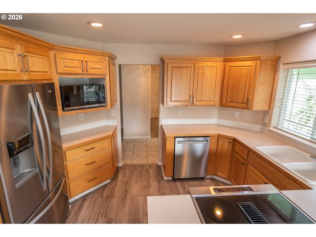 484 Se CLEARWATER Ct, Roseburg, OR 97470