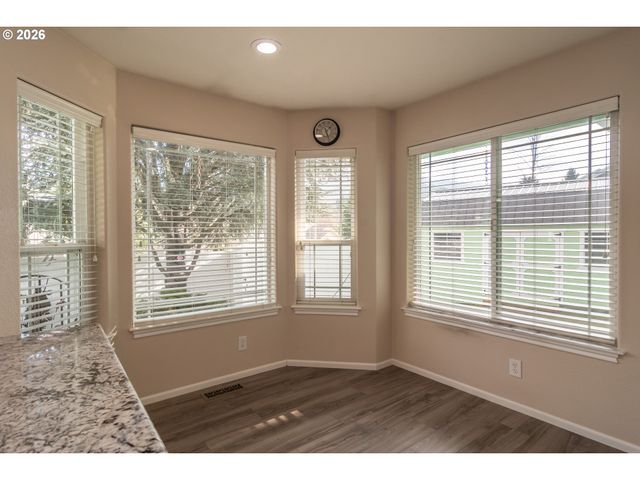 484 Se CLEARWATER Ct, Roseburg, OR 97470