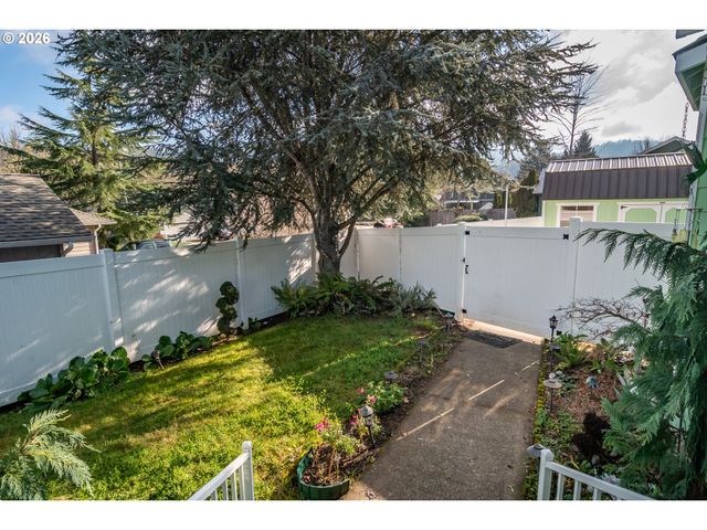 484 Se CLEARWATER Ct, Roseburg, OR 97470