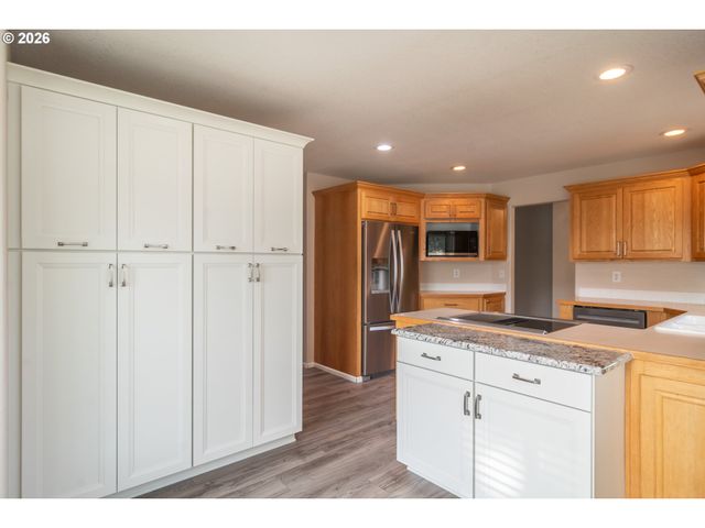 484 Se CLEARWATER Ct, Roseburg, OR 97470