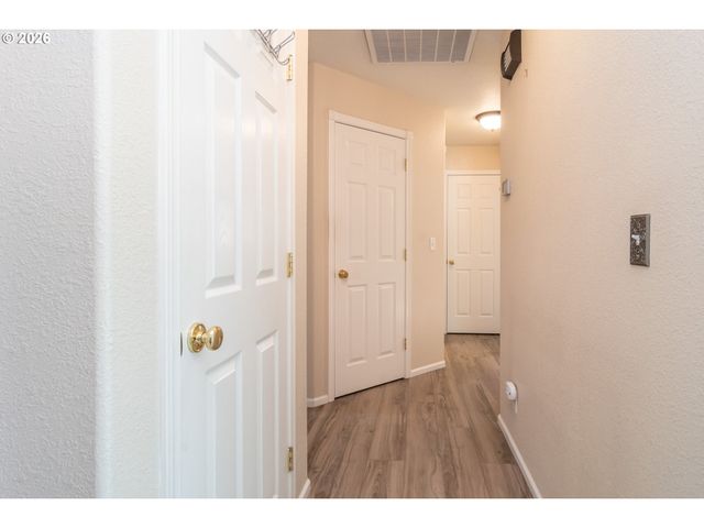 484 Se CLEARWATER Ct, Roseburg, OR 97470