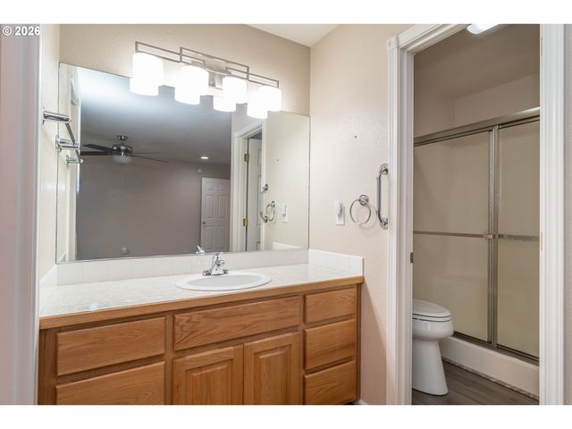 484 Se CLEARWATER Ct, Roseburg, OR 97470