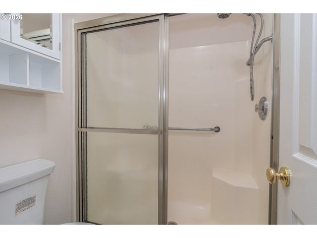 484 Se CLEARWATER Ct, Roseburg, OR 97470