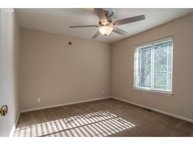 484 Se CLEARWATER Ct, Roseburg, OR 97470