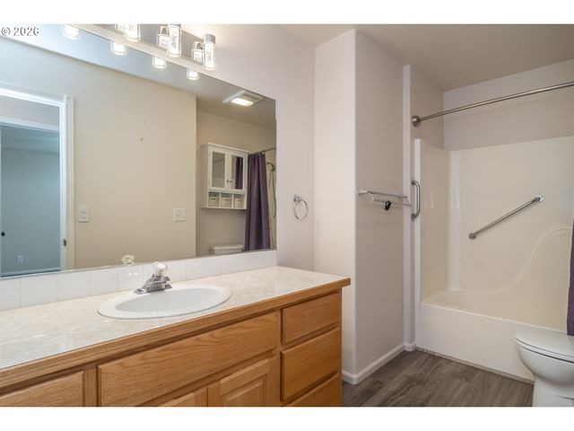 484 Se CLEARWATER Ct, Roseburg, OR 97470