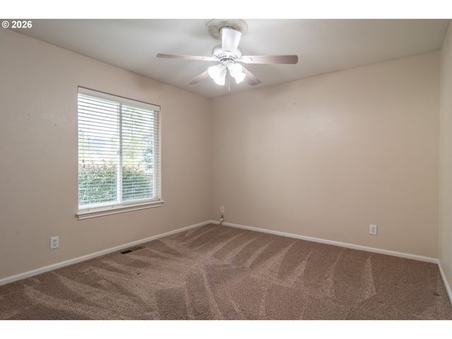 484 Se CLEARWATER Ct, Roseburg, OR 97470