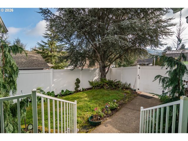 484 Se CLEARWATER Ct, Roseburg, OR 97470