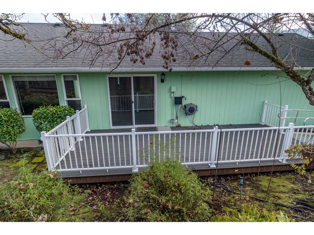 484 Se CLEARWATER Ct, Roseburg, OR 97470