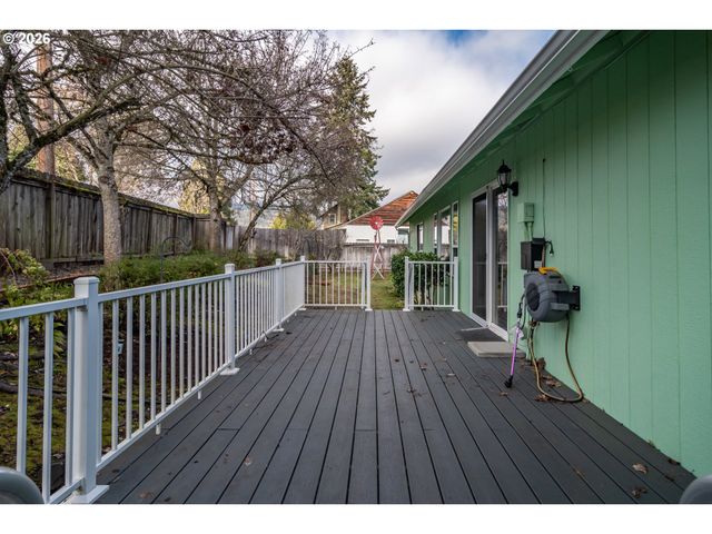 484 Se CLEARWATER Ct, Roseburg, OR 97470