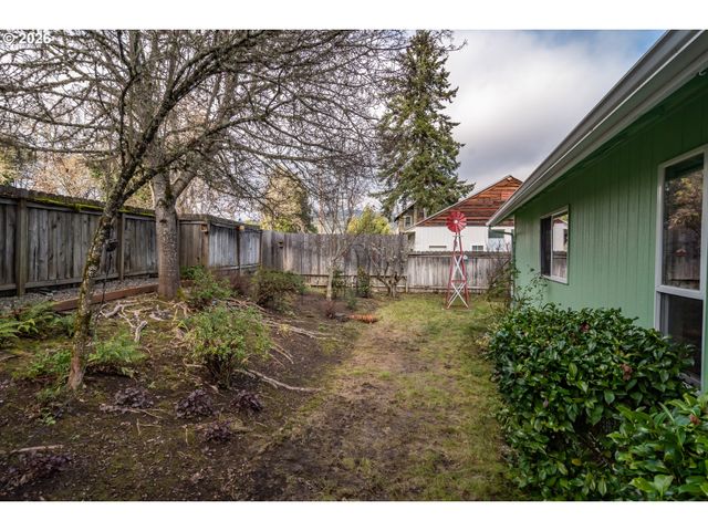 484 Se CLEARWATER Ct, Roseburg, OR 97470