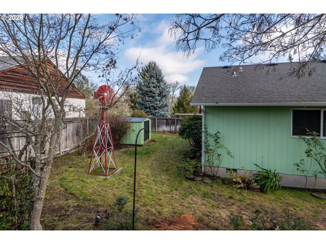 484 Se CLEARWATER Ct, Roseburg, OR 97470
