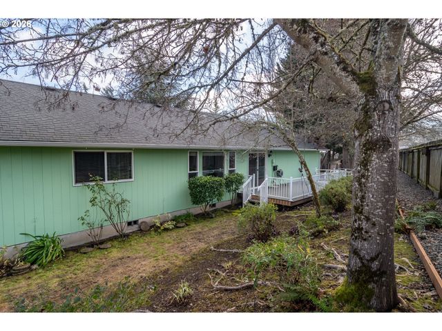 484 Se CLEARWATER Ct, Roseburg, OR 97470