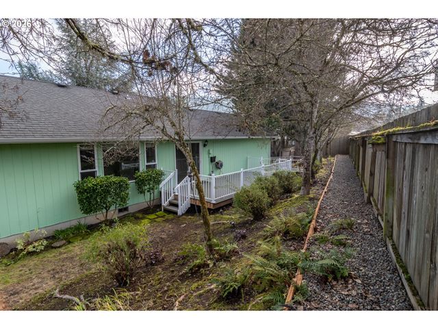 484 Se CLEARWATER Ct, Roseburg, OR 97470
