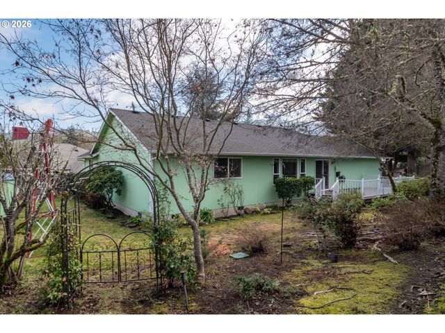 484 Se CLEARWATER Ct, Roseburg, OR 97470