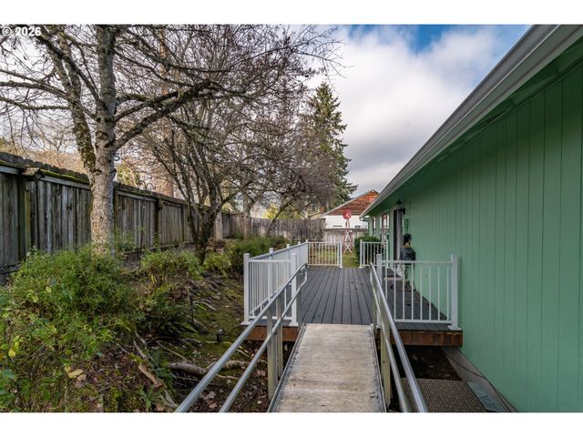 484 Se CLEARWATER Ct, Roseburg, OR 97470