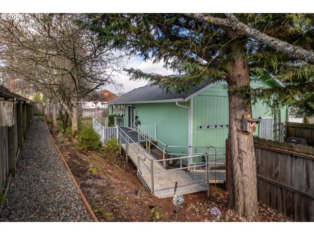 484 Se CLEARWATER Ct, Roseburg, OR 97470