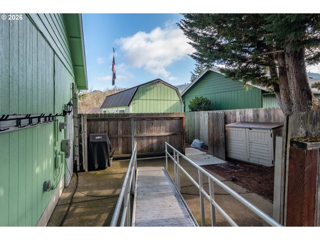 484 Se CLEARWATER Ct, Roseburg, OR 97470