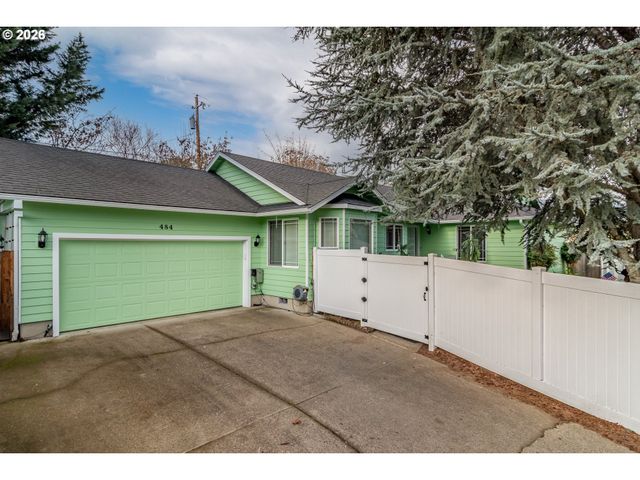 484 Se CLEARWATER Ct, Roseburg, OR 97470