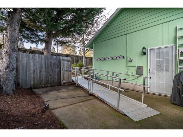 484 Se CLEARWATER Ct, Roseburg, OR 97470