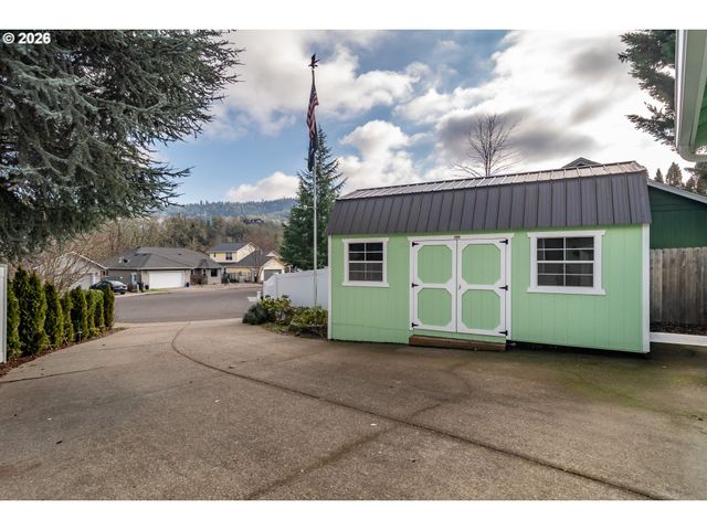 484 Se CLEARWATER Ct, Roseburg, OR 97470