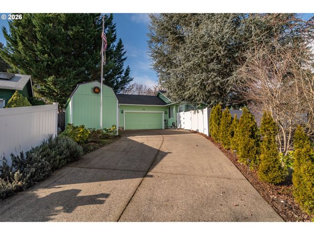 484 Se CLEARWATER Ct, Roseburg, OR 97470