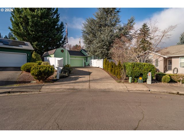 484 Se CLEARWATER Ct, Roseburg, OR 97470