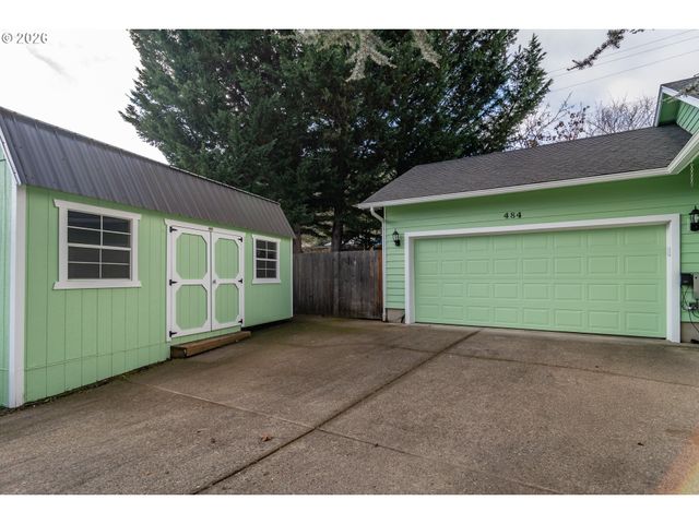 484 Se CLEARWATER Ct, Roseburg, OR 97470