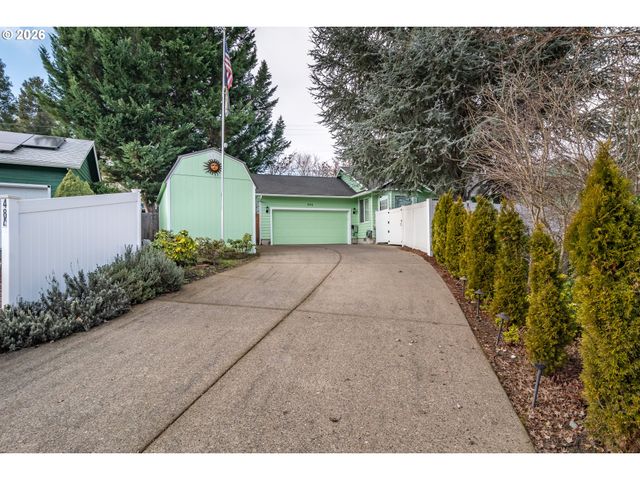 484 Se CLEARWATER Ct, Roseburg, OR 97470