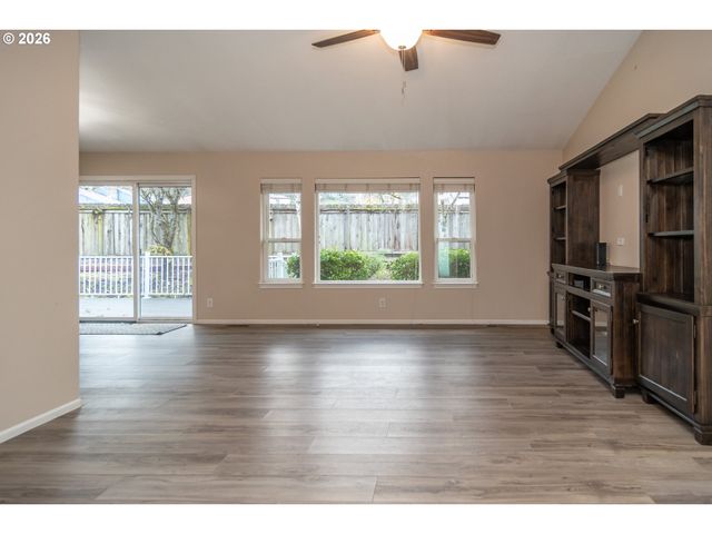 484 Se CLEARWATER Ct, Roseburg, OR 97470