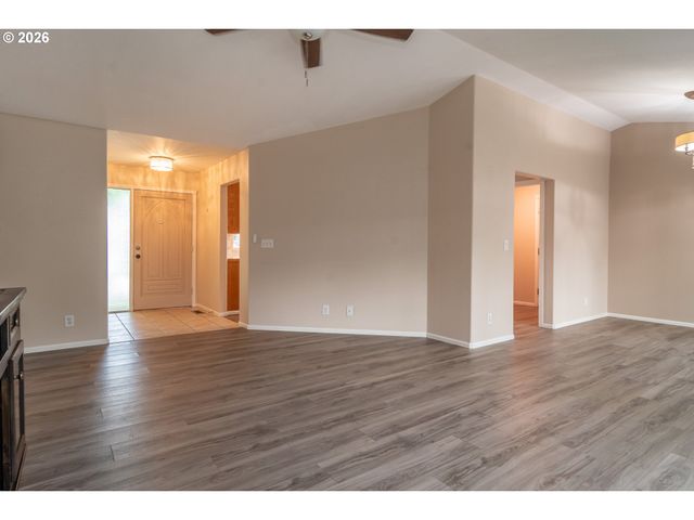 484 Se CLEARWATER Ct, Roseburg, OR 97470