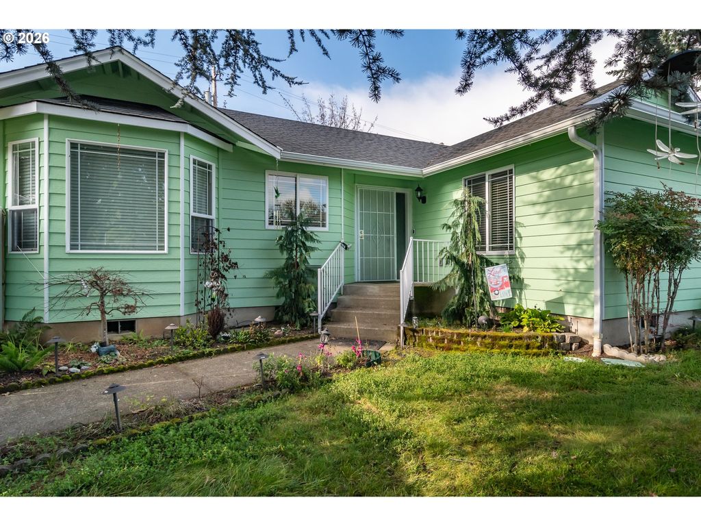 484 Se CLEARWATER Ct, Roseburg, OR 97470