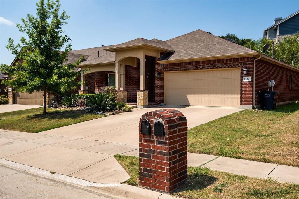 6677 Friendsway Drive, Fort Worth, TX 76137