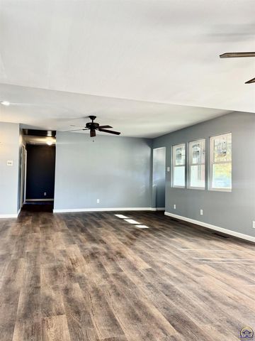 3904 SW 26th ST, Topeka, KS 66614