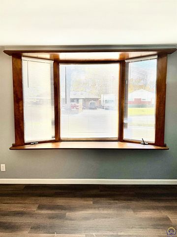 3904 SW 26th ST, Topeka, KS 66614