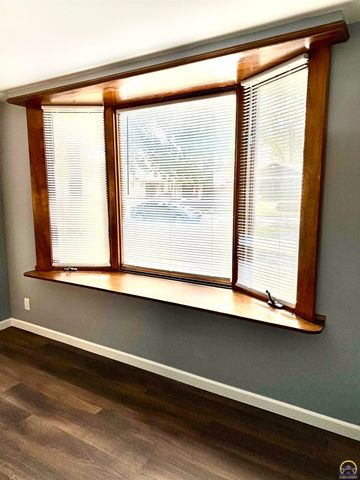 3904 SW 26th ST, Topeka, KS 66614