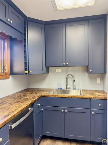 3904 SW 26th ST, Topeka, KS 66614